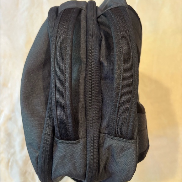 NWT Unisex The North Face Vault Navy Blue and White Backpack with Padded Straps - Picture 7 of 9